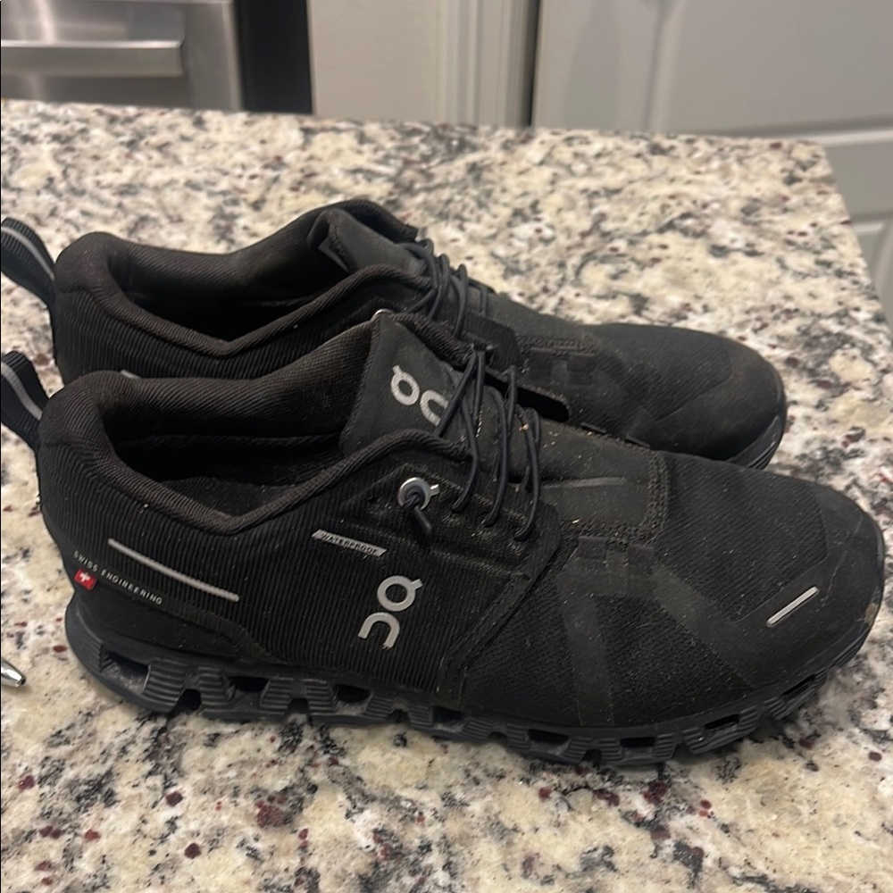 On Running Black Athletic Shoes with Cloud Cushioning